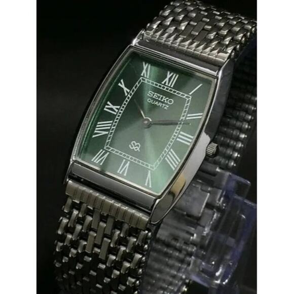 Vintage Style Seiko Quartz Mens Silver Watch & Green accents W/ Metal Strap - Picture 6 of 7